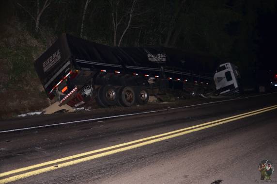 Colisão frontal entre Santana e caminhão Volvo na BR 386 em Sarandi - foto 3