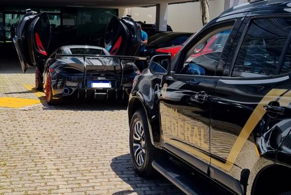 Carro de luxo avaliado em R$ 4 milhões é apreendido em Balneário Camboriú - foto 3