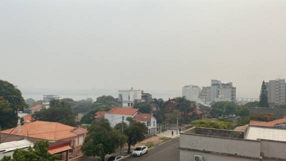 Autoridades argentinas estimam que incêndios na província de Corrientes se estendam por 300 mil hectares. Umidade relativa do ar de 15% na região propicia condição.