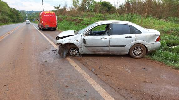 Mulher fica ferida sem gravidade após veículo sair da pista na RS 155 em Ijuí - foto 2
