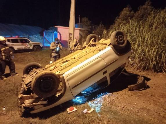 Ela tinha marcas de tiro no tórax e braço, segundo bombeiros.