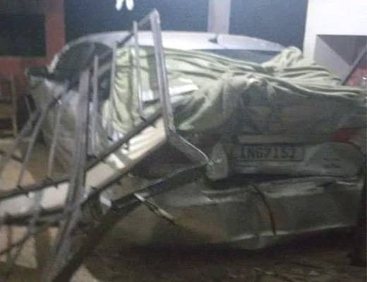 Conforme testemunhas,  uma mulher conduzia um kadet branco, que bateu na garagem e fugiu do local.
