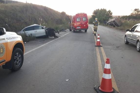 Acidente envolveu um carro e um caminhão no km 194 da rodovia, na região de Lajeado Grande