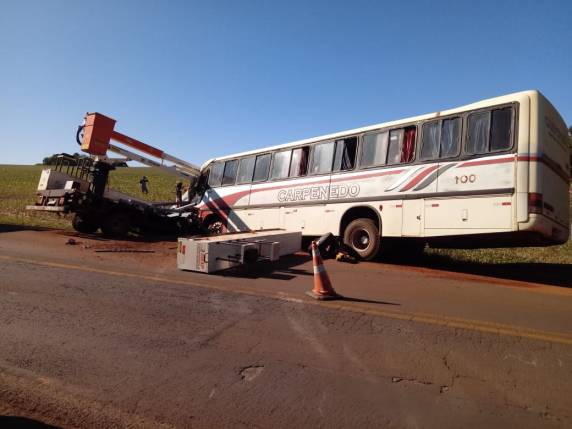 Acidente entre ônibus e caminhão deixa feridos na BR 392, em Guarani das Missões - foto 2