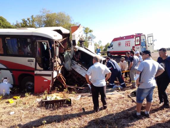 Acidente entre ônibus e caminhão deixa feridos na BR 392, em Guarani das Missões - foto 3