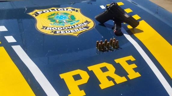 O homem estava com uma pistola com numeração raspada