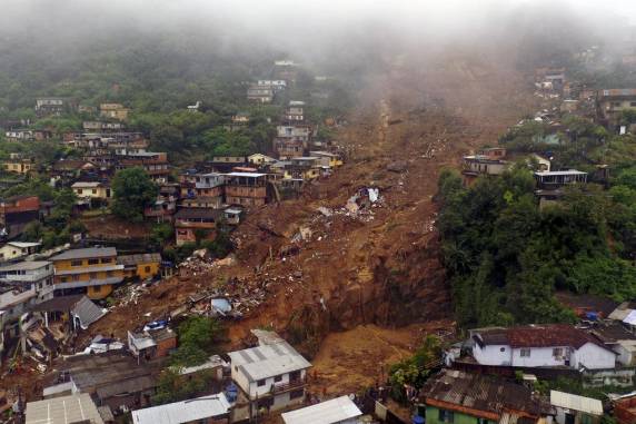 Chuva em Petrópolis: número de mortos passa de 100; equipes seguem com as buscas - foto 3