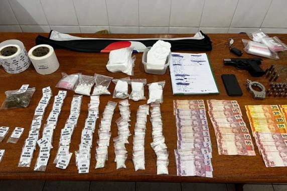 Embalagens plásticas com o material tinha alerta para "não aceitar com lacre violado"