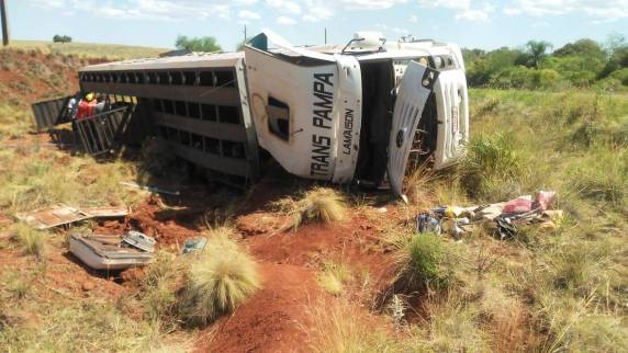 Caminhão boiadeiro, com 80 novilhas, tomba na ERS 168 em Bossoroca - foto 3