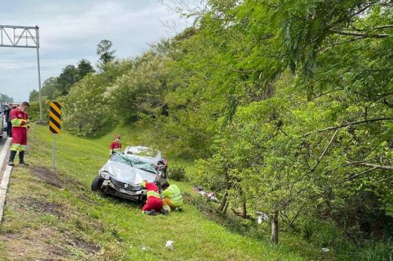 Veículo, que saiu da pista e foi parar em meio à vegetação, foi retirado nesta quinta-feira