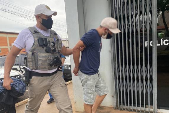 Um assaltante invadiu um estabelecimento comercial na manhã desta quinta-feira, em Ijuí. Após ameaçar funcionários o criminoso fugiu com dois cordões de ouro da Looks Óptica