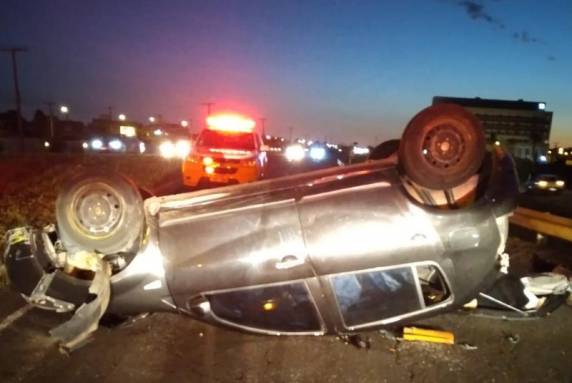 Automóvel se chocou contra o guard-rail e depois capotou na altura do quilômetro 27
