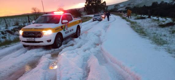 Motorista perde o controle de veículo após acúmulo de granizo na pista em Urupema - foto 2