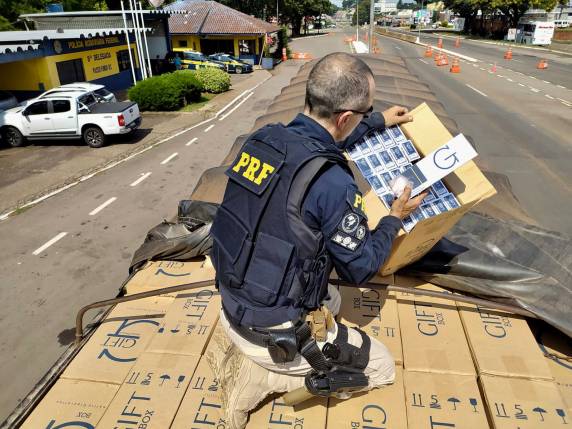 O motorista usava o documento de uma carga lícita para disfarçar o transporte de milhares de maços de cigarro