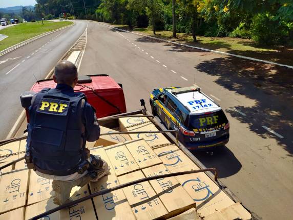 PRF apreende carreta com cigarro paraguaio em carga de soja em Passo Fundo - foto 2