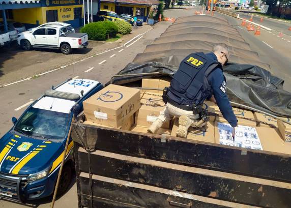 PRF apreende carreta com cigarro paraguaio em carga de soja em Passo Fundo - foto 3