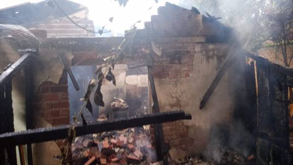 Casa foi consumida pelo fogo em Campo Novo - foto 3