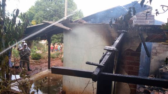 Casa foi consumida pelo fogo em Campo Novo - foto 2