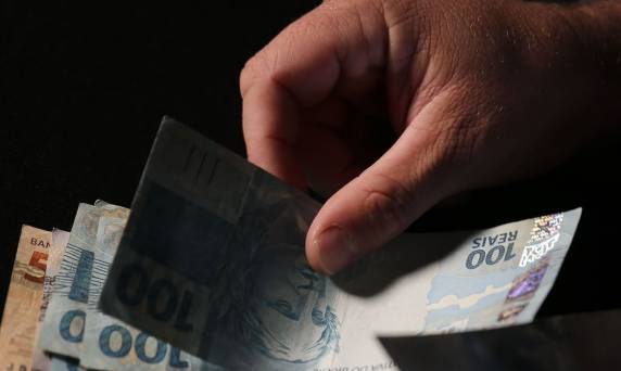 Valor mínimo para cada família é R$ 400