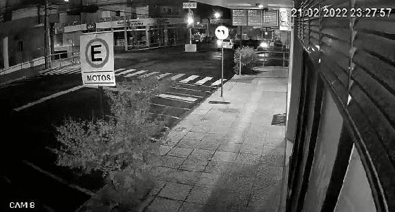 Colisão aconteceu por volta de 23h20min de segunda-feira