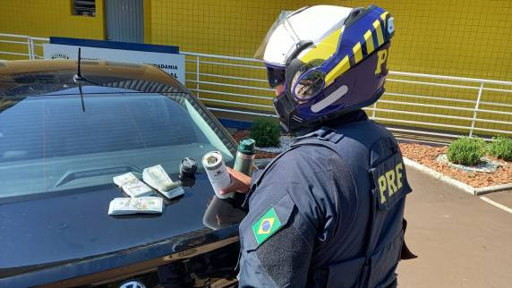 O dinheiro, equivalente a mais de 300 mil reais, e não teve a procedência comprovada.
