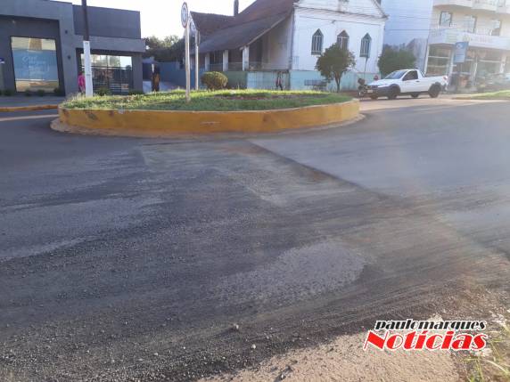 Buraco aberto pela CORSAN e sem reparo, gera transtornos em rótula de Três de Maio; VEJA VÍDEO - foto 3
