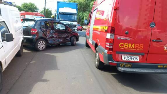 Acidente envolvendo carro e caminhão no centro de Ijuí deixa um ferido - foto 3
