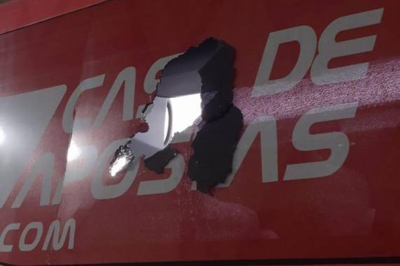 Ônibus do Bahia é atingido por bomba na Fonte Nova, e três jogadores ficam feridos - foto 2
