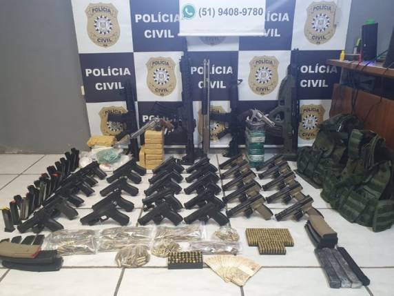 Um arsenal contendo fuzis, carabinas, espingardas, pistolas e revólveres foi encontrado na casa de integrante de facção criminosa do Vale do Sinos, além de munição e drogas