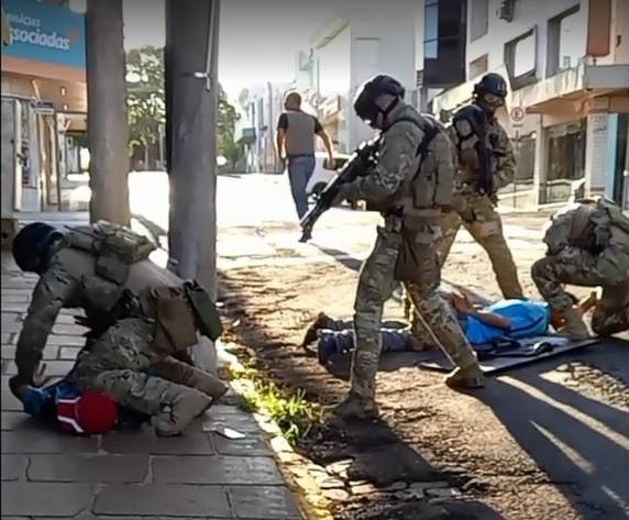 Oito mulheres foram mantidas sob domínio dos criminosos em loja no começo do mês. Nenhuma delas sofreu ferimentos. Eles se entregaram e foram presos após mais de 6 horas de negociação.