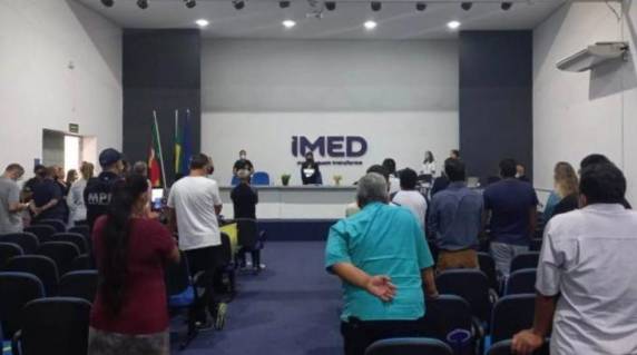 Tribunal do júri condenou homem a três anos e quatro meses de prisão. Outro réu foi condenado por porte ilegal de arma a dois anos de reclusão. Demais oito réus foram absolvidos.