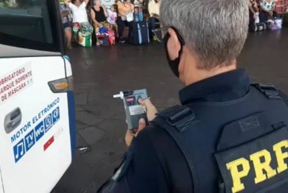 Teste do bafômetro foi feito durante ação educativa na rodoviária de Porto Alegre