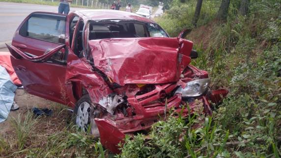 Acidente ocorreu em Caçador. Dois adultos e duas crianças seguiam no hospital na manhã deste domingo.