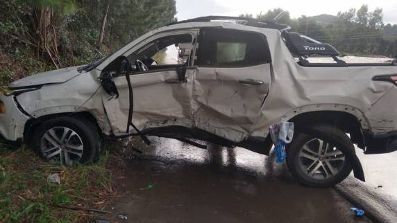 Acidente ocorreu em Caçador. Dois adultos e duas crianças seguiam no hospital na manhã deste domingo.