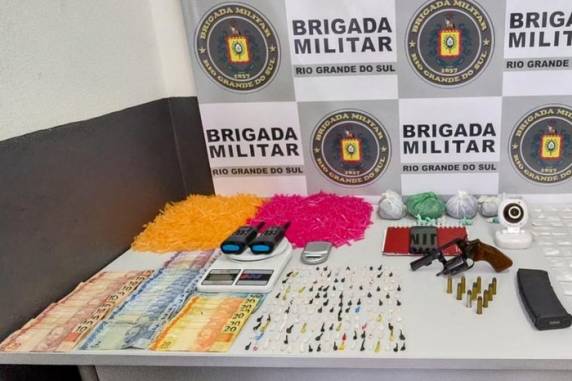 No endereço dele, foram localizados, segundo a BM, um revólver, munições e um carregador de fuzil, entre outros objetos