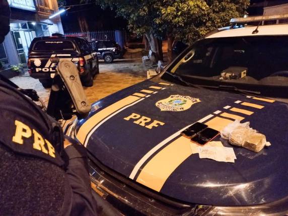 Um deles arremessou a droga quando percebeu a aproximação dos policiais