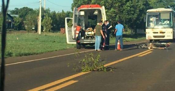 O Serviço Móvel de Urgência-SAMU foi acionado e atende a ocorrência. Um motociclista ficou ferido