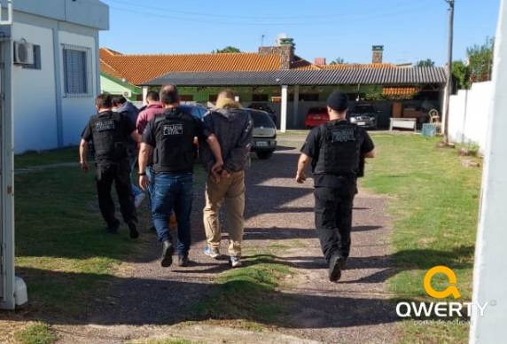 No total, três criminosos foram detidos pelos policiais, outro quarto indivíduo foi baleado e encaminhado ao PS