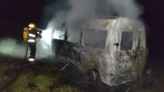 Motorista foi socorrido por populares e encaminhado ao hospital