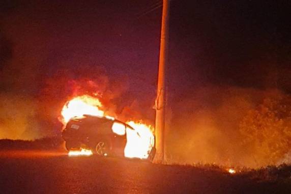Motorista teria perdido o controle do veículo, colidindo contra um poste de energia elétrica