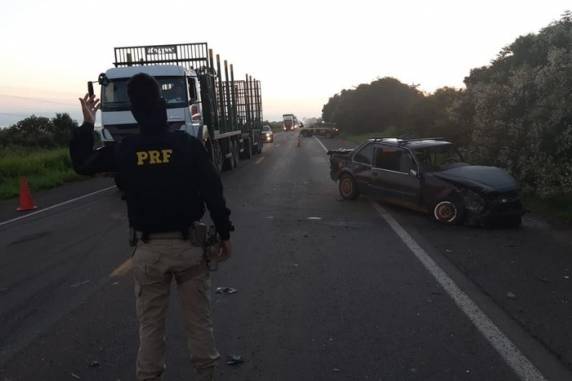 Vítima conduzia carro que colidiu com caminhões no km 128 da rodovia