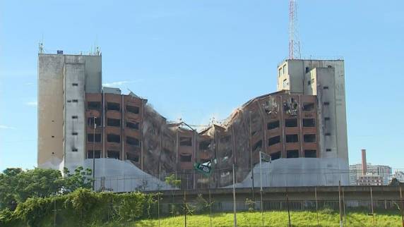 Implosão do edifício durou sete segundos. Área na região central de Porto Alegre foi isolada durante a manhã deste domingo (6). Dois bombeiros morreram durante combate às chamas em julho de 2021.