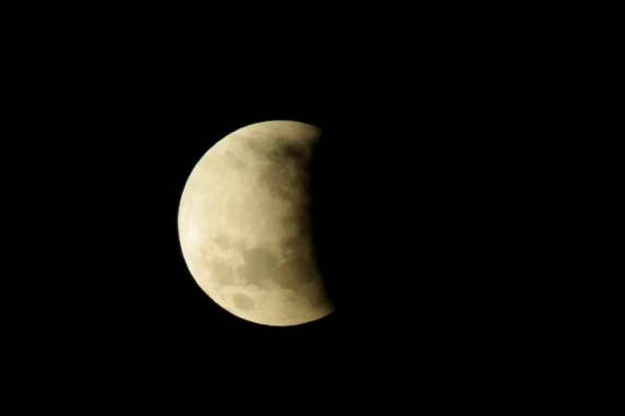 Cientistas acreditam que choque aconteceu na face oculta do satélite e ainda devem levar semanas até conseguir localizar e fotografar o local do impacto