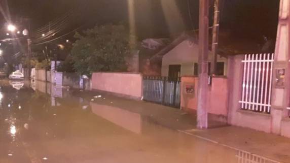 Temporal alaga ruas, destelha casas e causa estragos em cidades de SC - foto 4