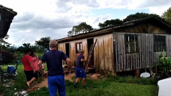 Temporal alaga ruas, destelha casas e causa estragos em cidades de SC - foto 2