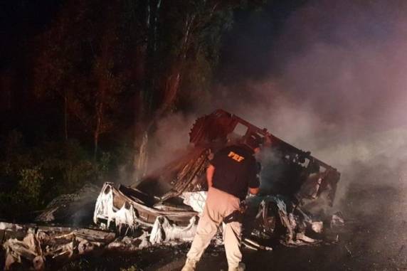 Acidente ocorreu no km 42 da rodovia; não houve bloqueios na pista