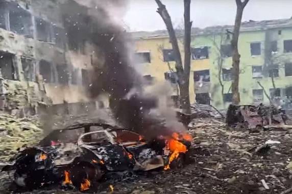 Bombardeio aéreo foi outro exemplo aparente das táticas de cerco da Rússia atingindo a infraestrutura civil nas cidades ucranianas