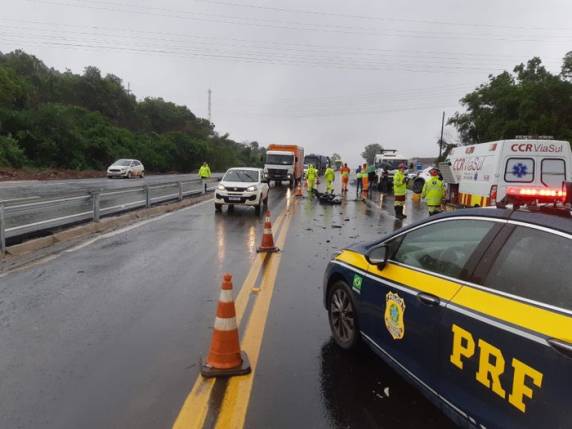 Carro e caminhão bateram de frente por volta das 8h15 na altura do km 329
