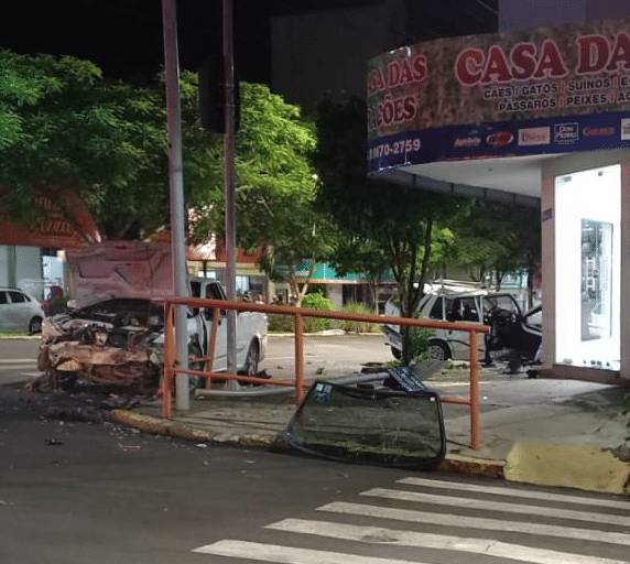 Três feridos em acidente na sinaleira da Praça Reneu Mertz, em Três Passos - foto 2