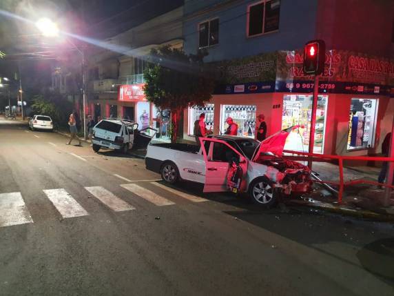 Grave colisão aconteceu na madrugada deste sábado (12), no centro da cidade